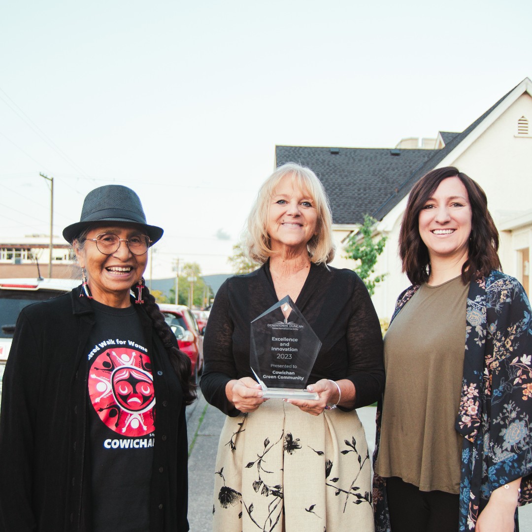 Directors for Cowichan Green Community accept award.