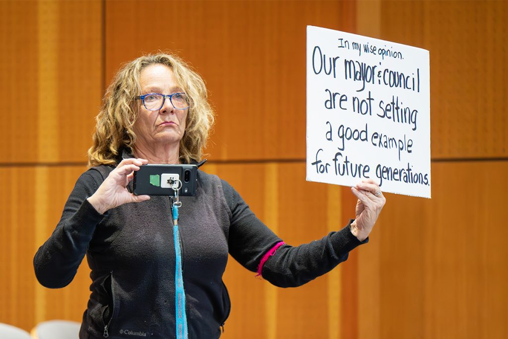 Civil liberty and journalism experts are concerned that a ban on recording at Nanaimo city council meetings will infringe on residents’ Charter rights.